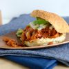 Maisbroodje met vegan pulled jackfruit