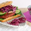 Baharat-burger (vegan) met rode kool-salade