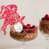 Vegan chocolademousse met rode koraal-tuile