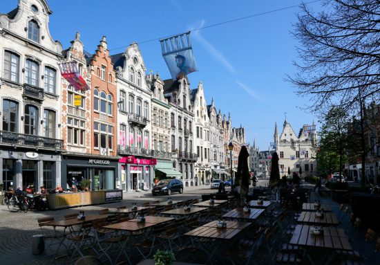 De IJzerenleen in Mechelen waar op zaterdag markt is. stedentrip Mechelen, duurzaam, bewust en groen, hotspots en bezienswaardigheden