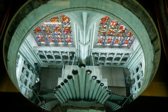 Uitzicht op het orgel van de kerk vanuit de Sint Romboutstoren. stedentrip Mechelen, duurzaam, bewust en groen, hotspots en bezienswaardigheden