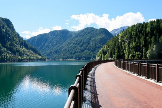 De Port Buso dam, een machtig bouwwerk voor het reguleren van water, duurzaam reizen, rondreis Trentino, Italie, duurzame, groen, groene, camping, kamperen