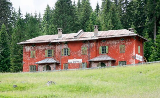 Een oud stationsgebouw bij natuurpark Paneveggio Pale di San-Martino in Trentino, duurzaam reizen, rondreis Trentino, Italie, duurzame, groen, groene