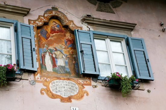 Mooie details op huizen in Cavalese, Val di Fiemme, duurzaam reizen, rondreis Trentino, Italie, duurzame, groen, groene