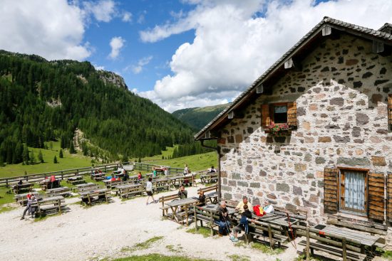 Rustpauze bij Malga Venegiota di Tonadico in Val Venegia, Trentino, duurzaam reizen, rondreis Trentino, Italie