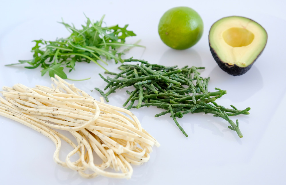 De ingredienten voor een snelle zeesla-venkelsalade: zeesla. venkel, olijfolie, rijstazijn en geroosterde sesamzaadjes