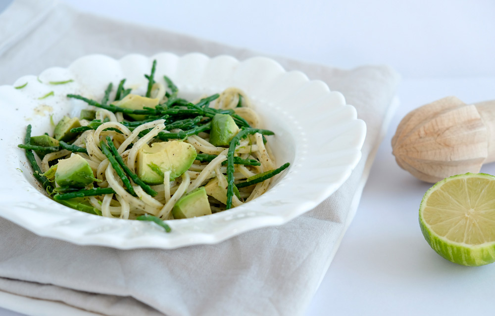 recept voor een vegan pasta met zeekraal, avocado en limoen