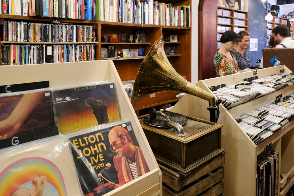 LP's en ander vinyl scoren bij platenwinkel Ramd'Am. duurzame stedentrip namen, Belgie, Namur, duurzame, weekendje weg, vintage, tweedehands, winkels