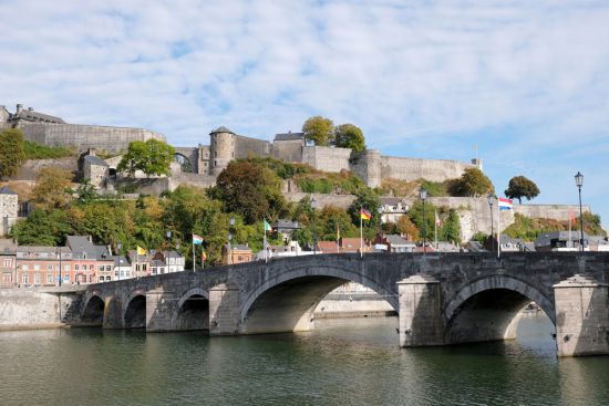 Deze brug leidt naar de Citadel met daarachter het centrum van Namen. duurzame stedentrip namen, Belgie, Namur, duurzame, weekendje weg, vintage, tweedehands, winkels