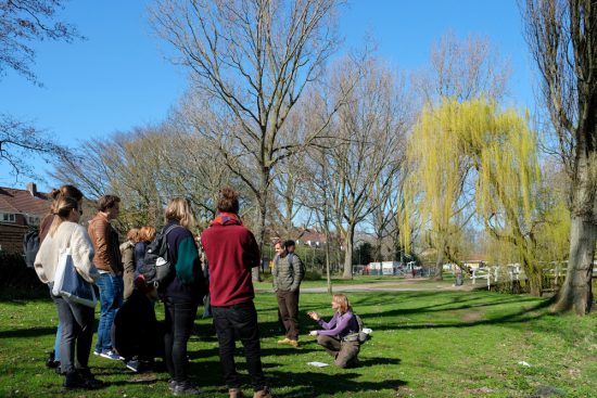 Anke geeft de laatste wildpluk-instructies. Wildplukexpeditie in Amsterdam-Noord, wildplukken, eetbare wilde planten