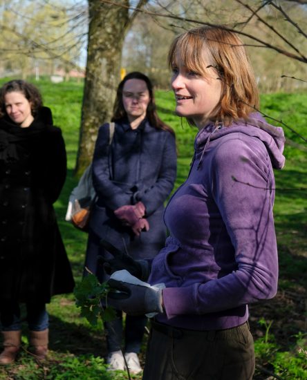 Nog een paar tips van Anke voor we de prikkelbare brandnetel gaan plukken. Wildplukexpeditie in Amsterdam-Noord, wildplukken, eetbare wilde planten