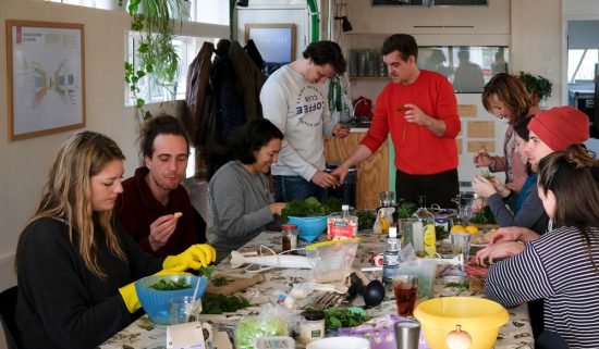 Deelnemers aan de wildplukexpeditie in Amsterdam-Noord. Wildplukexpeditie in Amsterdam-Noord, wildplukken, eetbare wilde planten