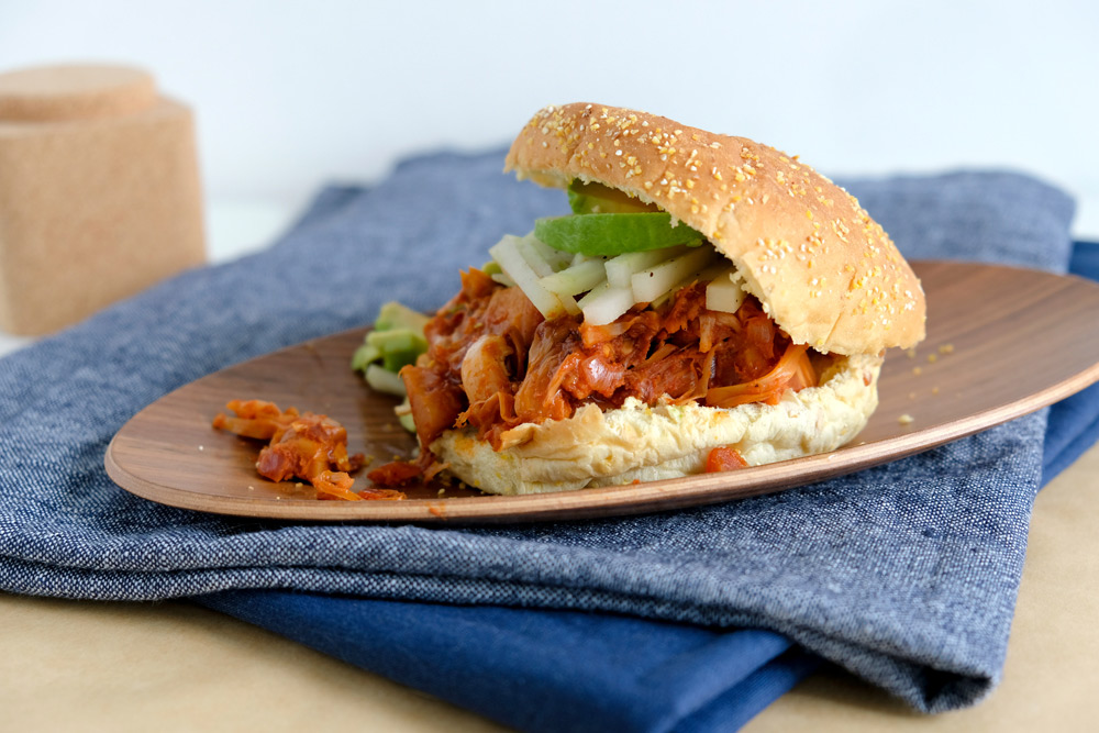 Maisbroodje met vegan pulled jackfruit