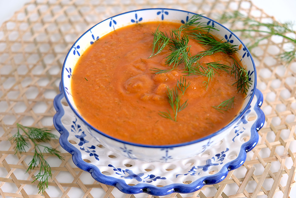 Vegan tomatensoep met koolrabi en dille