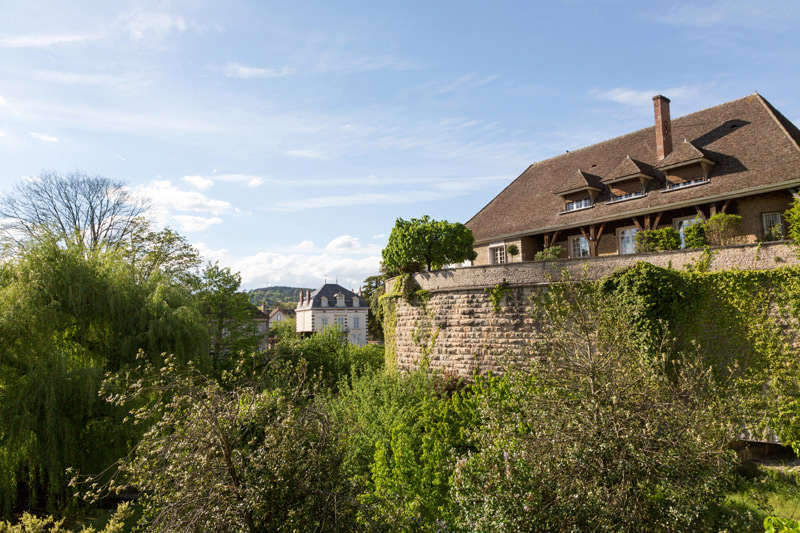 Wandelen over de oude muren van Beane, Bourgogne, Fietsen in de Bourgogne, Frankrijk