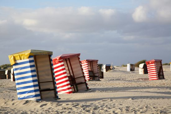 Moderne Strandkorben op het Duitse eiland Borkum. Rondreis Duitse Wadden, waddeneilanden, Duitsland, waddenzee, Borkum,