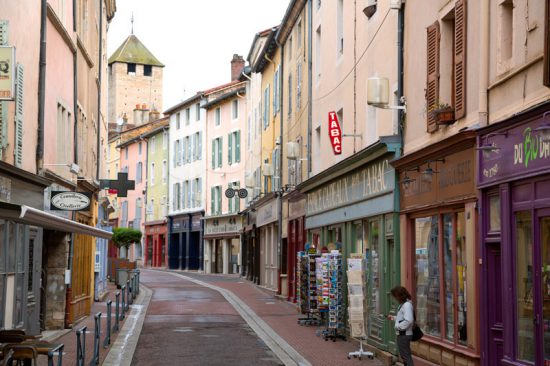 Fietsen door de mooie straten van Cluny, Bourgogne, Fietsen in de Bourgogne, Frankrijk