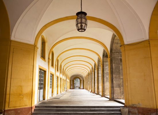 De galerij in Cluny, een van de knusse stadjes van de Bourgogne, Fietsen in de Bourgogne, Frankrijk