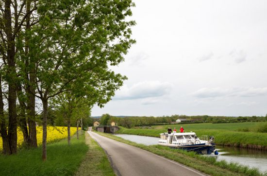 Mooie fietsroute langs het water in de Bougogne, Fietsen in de Bourgogne, Frankrijk