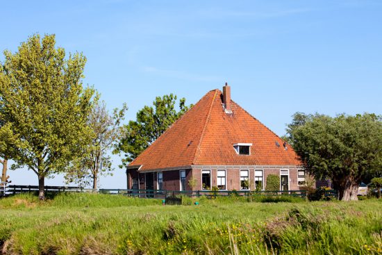 Prachtige boerderijen in het noordhollandse polderlandschap. polder, polders, boottocht Eilandspolder, Noord-Holland, Nederland, varen, boottoer, excursie, boot