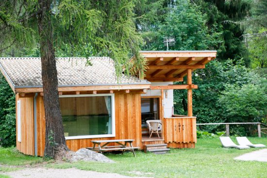 Houten chalet op camping Village Fiemme in Trentino, Italie. Kamperen, Trentino, Italie, vakantie, camping, zomervakantie, duurzaam, 