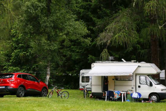 Omgeven door groen op camping Village Fiemme in Trentino. Kamperen, Trentino, Italie, vakantie, camping, zomervakantie, duurzaam,