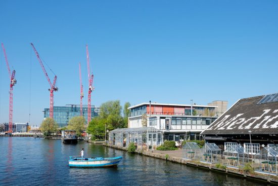 Met de Hedir door Amsterdam, voor wie eens een andere boottocht wil maken. Rondvaart door de Amsterdamse grachten met Rederij Lampedusa. Vluchtelingen vertellen tijdens de boottocht hun verhaal.