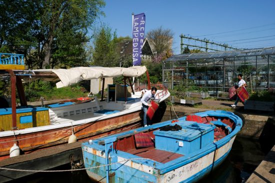 Nog wat kussens in het bootje Hedir voor comfortabel zitten. Rondvaart door de Amsterdamse grachten met Rederij Lampedusa. Vluchtelingen vertellen tijdens de boottocht hun verhaal.