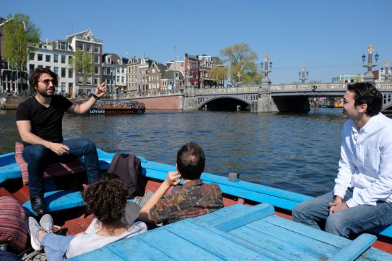 Met Rederij Lampedusa de Amsterdamse grachten verkennen. Rondvaart door de Amsterdamse grachten met Rederij Lampedusa. Vluchtelingen vertellen tijdens de boottocht hun verhaal.