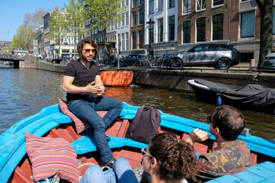 Tommy vertelt zijn eigen levensverhaal en dat van de stad Amsterdam. Rondvaart Rederij Lampedusa