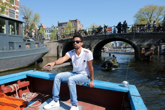 Kapitein Sami van Rederij Lampedusa in Amsterdam. Rondvaart door de Amsterdamse grachten met Rederij Lampedusa. Vluchtelingen vertellen tijdens de boottocht hun verhaal.