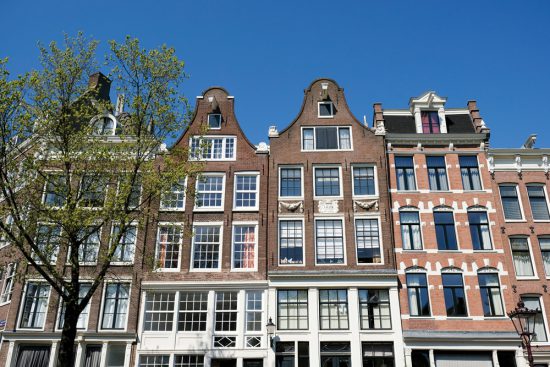 De rijkdom van het oude Amsterdam weerspiegeld in de huizen. Rondvaart door de Amsterdamse grachten met Rederij Lampedusa. Vluchtelingen vertellen tijdens de boottocht hun verhaal.