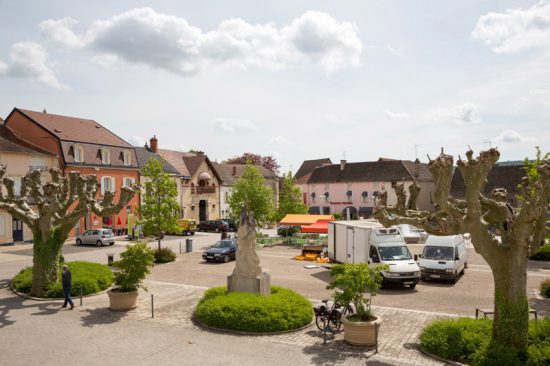 Het schattige pleintje van wijndorp Santenay in de Bourgogne, Fietsen in de Bourgonge, Frankrijk