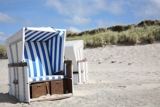 Even in je eigen wereldje in een Starndkorbe op Sylt. Rondreis Duitse Wadden, waddeneilanden, Duitsland, waddenzee, Sylt