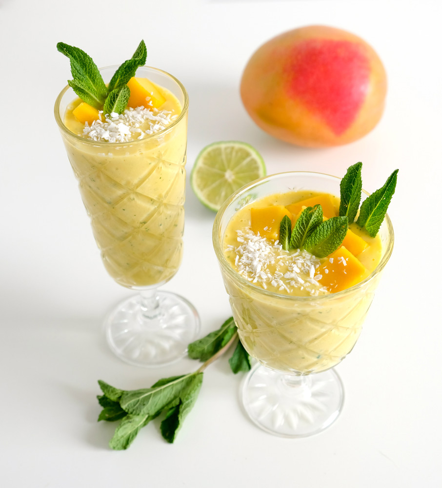 Een goed begin van de dag, ontbijten met een kokos mango-smoothie