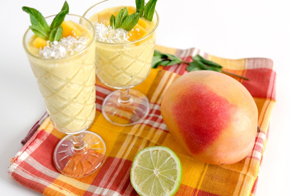 Kokos mango-smoothie, tropisch lente-ontbijt