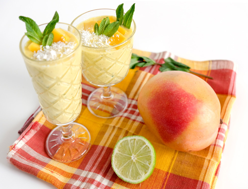 Kokos mango-smoothie, tropisch lente-ontbijt