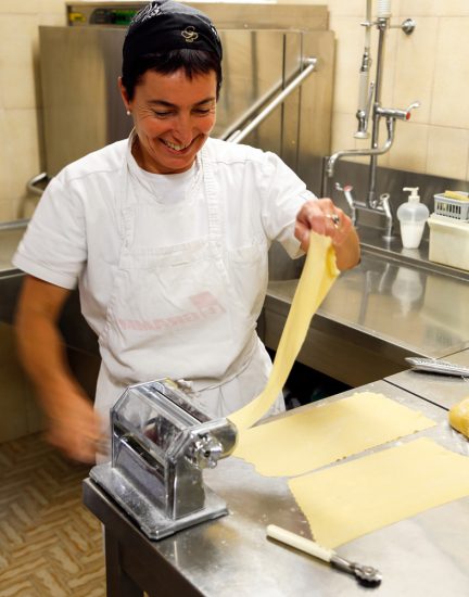 Kok Elisabeth maakt verse pasta. Tips voor restaurants in Trentino, Italie