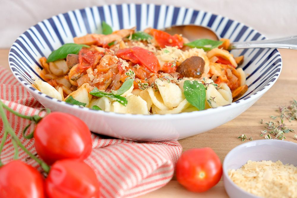 Pasta met verse tomatensaus en paddenstoelen