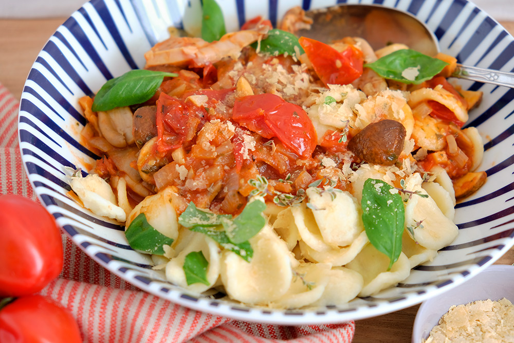 Pasta met verse tomatensaus en paddenstoelen