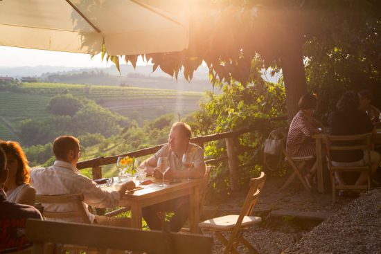 Tijdens het kersenfestival wordt er natuurlijk ook gegeten en gedronken. Slovenie, kersenfestival in de Brda regio