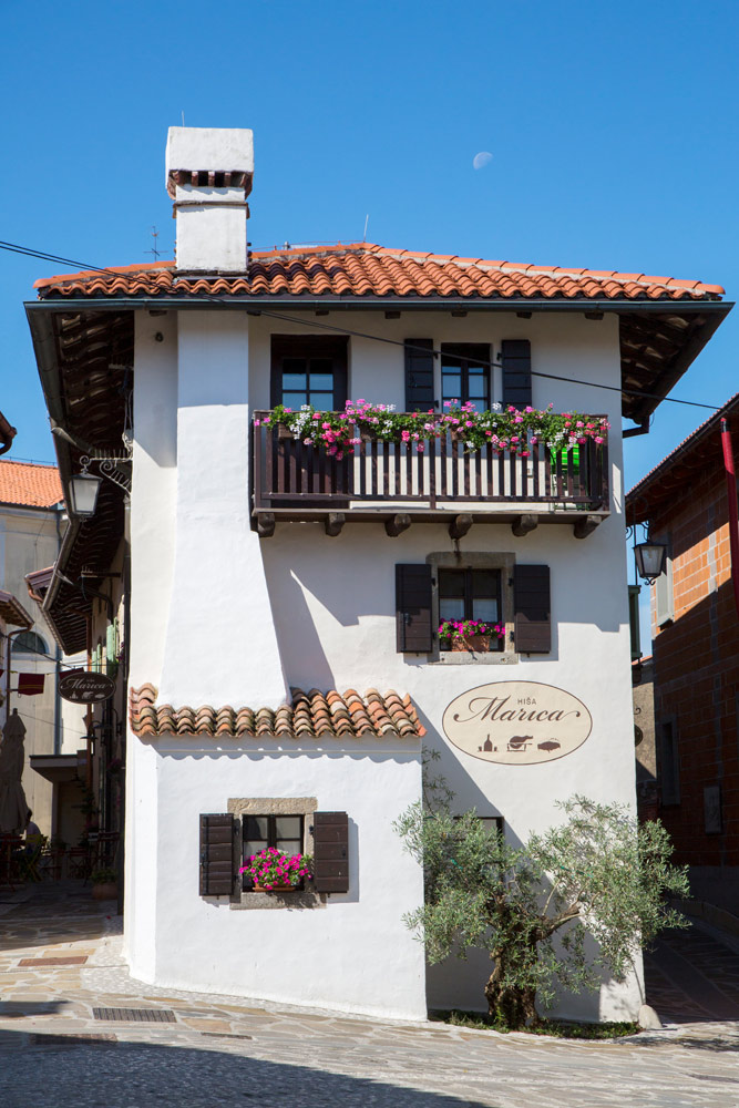 Een van de mooiste stadjes van de regio is Smartno. Slovenie, de Brda regio