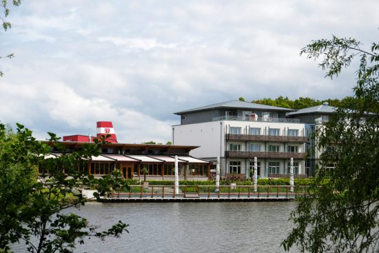 Het Riverside hotel aan de Vechtesee in Nordhorn. Fietsen door het Vechtdal van Duitsland naar Nederland, fietsvakantie