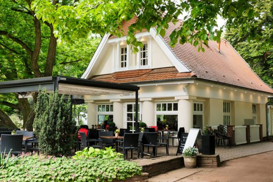 Het terras van bistro/café Zeitlos im Park in Nordhorn. Fietsen door het Vechtdal van Duitsland naar Nederland, fietsvakantie