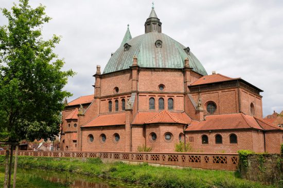 De St. Augustinus Kirche in Nordhorn, Duitsland. Fietsen door het Vechtdal van Duitsland naar Nederland, fietsvakantie