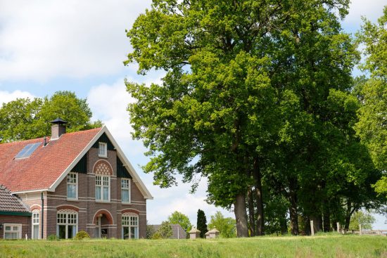 Boerderijen langs de Vecht. Fietsen door het Vechtdal van Duitsland naar Nederland, fietsvakantie