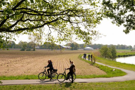 In alle vroegte fietsen langs de Vecht in Duitsland. Fietsen door het Vechtdal van Duitsland naar Nederland, fietsvakantie