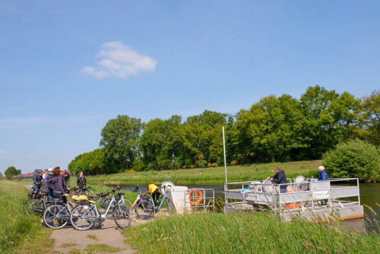 Het veer over de Vecht moet je zelf bedienen . Fietsen door het Vechtdal van Duitsland naar Nederland, fietsvakantie