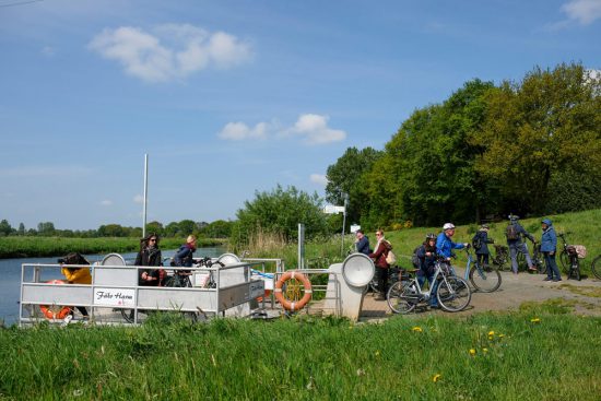 Naar de overzijde van de Vecht met het pontje. Fietsen door het Vechtdal van Duitsland naar Nederland, fietsvakantie