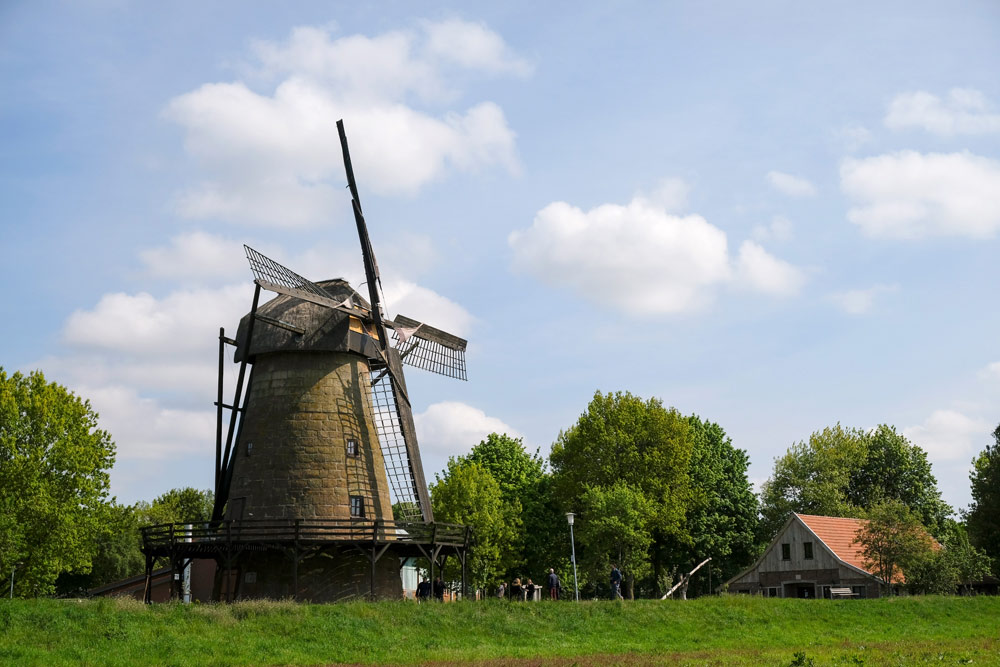 De molen van Laar in Duitsland. Fietsen door het Vechtdal van Duitsland naar Nederland, fietsvakantie